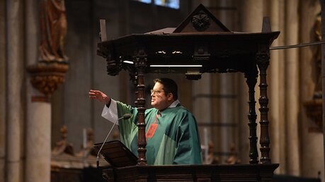 Domzeremoniar Hopmann lädt seine Zuhörer dazu ein, Christus ins Zentrum ihres Lebens zu rücken. / © Beatrice Tomasetti (DR)