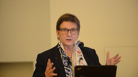 Dr. Claudia Lücking-Michel, Vizepräsidentin des ZdK, referiert über den aktuellen Stand der Beratungen zum Synodalen Weg. / © Tomasetti (DR)