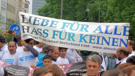 Verschiedene muslimische Organisationen waren am Samstag in Köln vertreten  / © Matthias Milleker (DR)