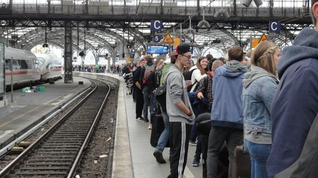 Die Ministranten warten am Kölner Bahnhof auf die Sonderzüge nach Rom / © Theresa Meier (DR)