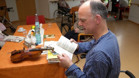 Die Morgenrunde: Alltagsbegleiter Andreas Schachl liest ein neues Kapitel vor / © Beatrice Steineke (DR)