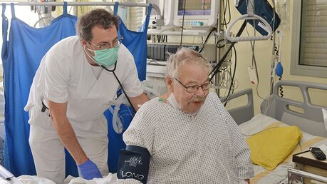 Ein Arzt beim Abhören eines Patienten auf der Intensivstation. / © Beatrice Tomasetti (DR)