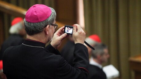 Ein Bischof fotografiert während des Anti-Missbrauchsgipfels am 23. Februar 2019 im Vatikan. (KNA)