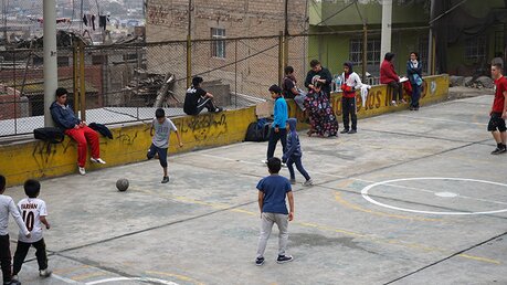 Ein Fußballfeld aus Beton bietet den Kindern und Jugendlichen von San Juan die Möglichkeit, ihrem tristen Alltag zu entkommen.  / © Mateusz Rdzanek (privat)