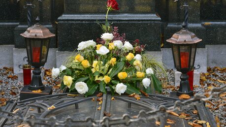 Ein Grab mit frischem Blumenschmuck. / © Beatrice Tomasetti (DR)
