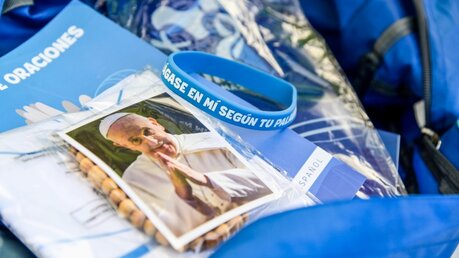 Ein Rucksack des WJT mit einem Bild von Papst Franziskus, einem Rosenkranz, einem Armband / © Cristian Gennari (KNA)
