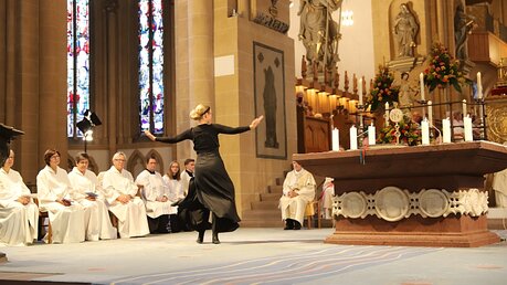 Ein Tanz im Pontifikalamt am Tag der Frauen am Montag der Liboriwoche (DR)