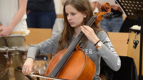 Eine der Cellistinnen: hier mit großer Konzentration bei der Sache. / © Tomasetti (DR)