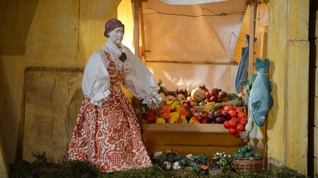 Eine Marktfrau verkauft Obst und Gemüse / © Beatrice Tomasetti (DR)
