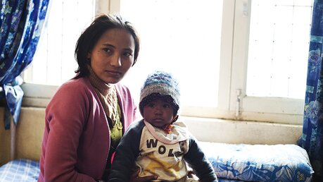 Eine nepalesische Mutter mit Kind.  / © Klettermayer (privat)