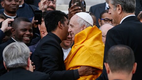 Einmal den Papst umarmen... / © Paul Haring (KNA)