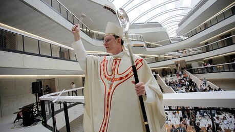 Kardinal Woelki weiht das Erzbischöfliche Berufskolleg Köln / © Jo Schwartz (Erzbistum Köln)