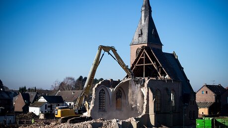 Die Kirche im Erkelenzer Stadtteil Borschemich wird abgerissen. / © Marius Becker (dpa)
