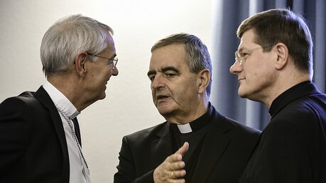 Ludwig Schick, Nikola Eterovic und Stephan Burger (v.l.n.r.) im Gespräch / © Harald Oppitz (KNA)