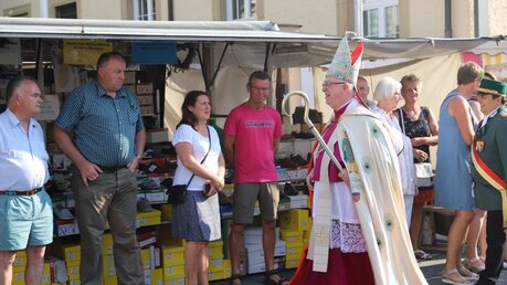 Erzbischof Becker auf dem Pottmarkt / © Bea Steineke (DR)