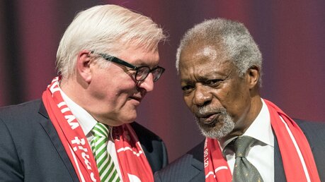 Kofi Annan und Außenminister Steinmeier (dpa)