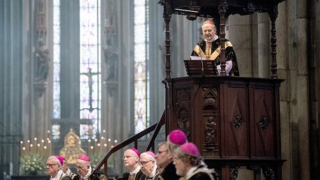 Erzbischof Peter Kardinal Erdö aus Budapest (Ungarn) hielt die Predigt / © Federico Gambarini (dpa)