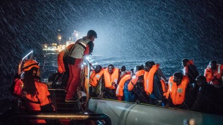 "Wir hatten ja erst zwei Tage vor Weihnachten eine Rettung bei der wir 112 Kinder, Frauen und Männer retten konnten", berichtet Crew-Mitglied René Schulthoff. / © Kevin McElvaney (SOS Mediterranee)