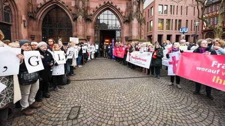 Frauen demonstrieren vor dem Einzug der Synodalversammlung am 31.01.2020 / © Harald Oppitz (KNA)
