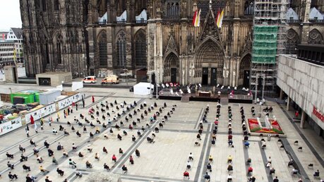 Fronleichnamsfeier mit Abstand am Kölner Dom / © Gerald Mayer (DR)