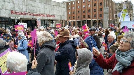 Frauen und Männer demonstrierten in Köln mit Gebeten, Gesängen und Prozessionen für eine gleichberechtigte Kirche / © Oliver Kelch  (DR)