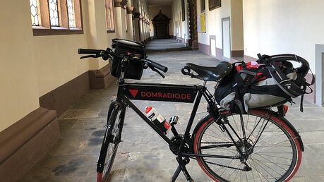 In Fulda angekommen parkt Ingo sein Fahrrad im Kreuzgang (DR)