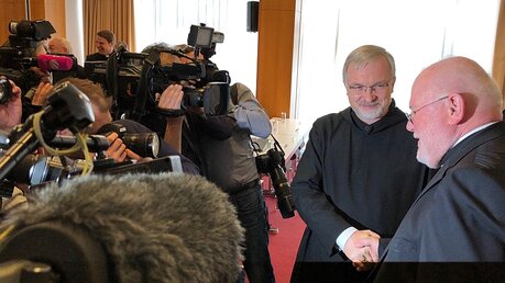 Gastgeber Bischof Hanke mit Kardinal Marx im Mediengewimmel / © Ingo Brüggenjürgen (DR)