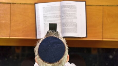 Gebet des jüdischen Morgengebetes, des Schacharits (KNA)