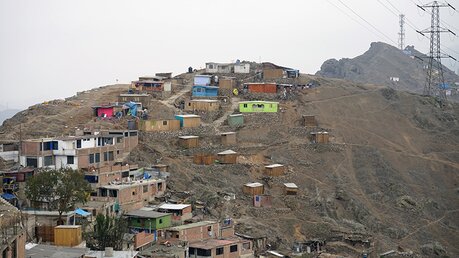 Ghetto-Bildung in den Außenbezirken von Lima.  / © Mateusz Rdzanek (privat)