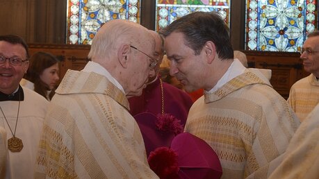 Glückwünsche für den Jubilar gibt es auch von Generalvikar Dr. Markus Hofmann nach der Messe in der Sakristei / © Beatrice Tomasetti (DR)