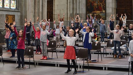 "Gottes Liebe ist so wunderbar" singen die Kinder der vierten Schuljahre. / © Beatrice Tomasetti (DR)