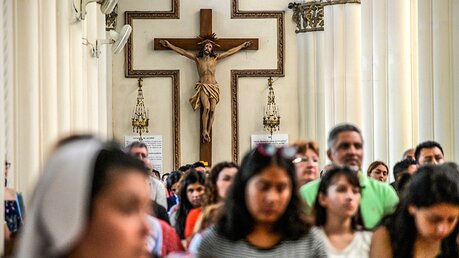 Gottesdienst mit Jugendlichen auf dem Weltjugendtag in Panama City / © Gennari/Siciliani (KNA)