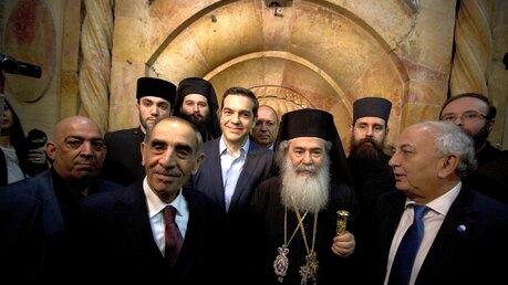 Der griechische Ministerpräsident Tsipras (M) und der Patriarch der Orthodoxen Kirche von Jerusalem, Theophilos III.  / © Scheiner (dpa)