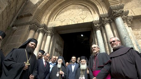 Der griechische Ministerpräsident Tsipras (M) und der Patriarch der Orthodoxen Kirche von Jerusalem, Theophilos III.  / © Scheiner (dpa)