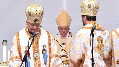 Großerzbischof Lucian Muresan (l.), Oberhaupt der griechisch-katholischen Kirche in Rumänien, und Papst Franziskus während der Messe mit der Seligsprechung. / ©  Vatican Media (KNA)
