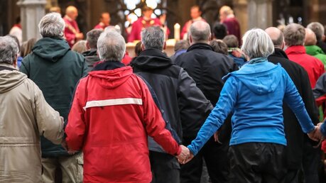 Pilgerinnen und Pilger beten gemeinsam das Vaterunser / © Schoon / Erzbistum Köln (DR)
