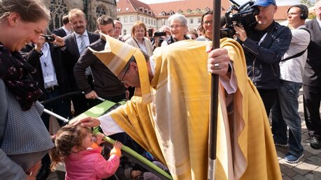 Heiner Wilmer segnet nach seiner Bischofsweihe und Amtseinführung ein Kind / © Peter Steffen (dpa)