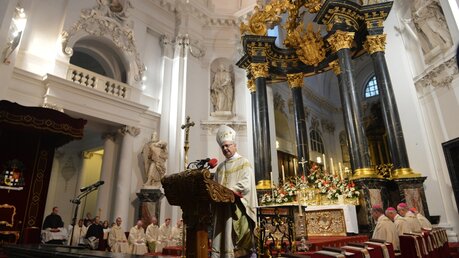 Erzbischof Zollitsch predigt beim Eröffnungsgottesdienst (dpa)