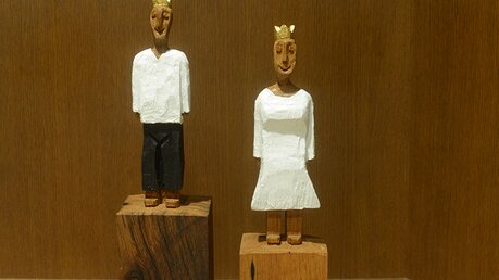 Holzfiguren von Ralf Koblauch regen zum Gespräch über die dem Menschen von Gott zugedachte Würde an. / © Tomasetti (DR)