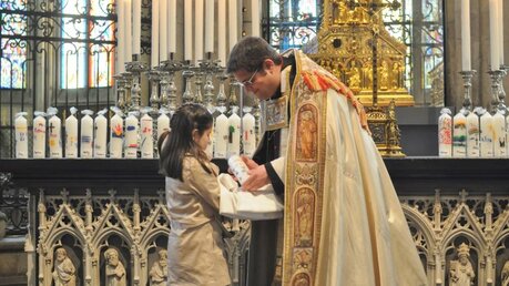 Ihre Kerze und auch die Albe haben die Erstkommunionkinder immer vor dem Dreikönigenschrein bekommen (Archivbild) / © Beatrice Tomasetti (DR)