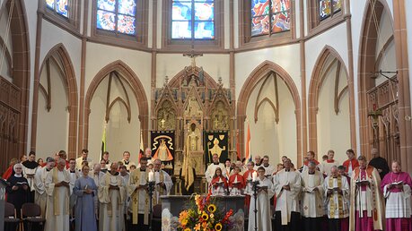 Im Altarraum haben viele geistliche Vertreter der Innenstadtpfarreien die Vesper mitgefeiert. / © Tomasetti (DR)