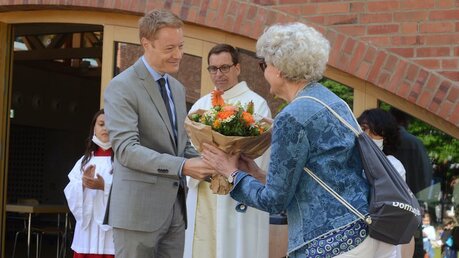 Im Namen des Erzbistums dankt Thomas Pitsch Schulleiterin Trebels dafür, dass sie die Domsingschule "zum Blühen gebracht hat" / © Beatrice Tomasetti (DR)