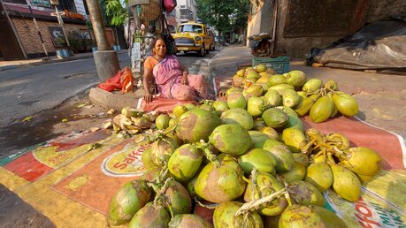 Eine Obsthändlerin verkauft am Straßenrand Papayas. (BONO)