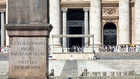 Eingang des Petersdomes im Vatikan. Im Vordergrund ein Teil des Obelisken auf dem Vorplatz. (Aufgenommen am 17.07.2022) / © Renardo Schlegelmilch (DR)
