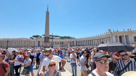 Der Petersplatz im Vatikan, gefüllt mit Menschen, während des Angelusgebetes. (Aufgenommen am 17.07.2022) / © Renardo Schlegelmilch (DR)