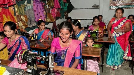 Die Nähmaschinen für diesen Kurs in einem Schutzzentrum in Hyderabad hat die BONO-Direkthilfe finanziert. (BONO)