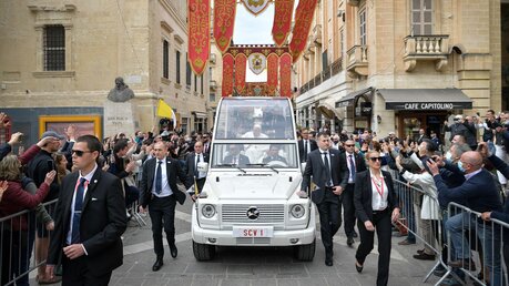 Menschen begrüßen Papst Franziskus im Papamobil auf Malta / © Vatican Media/Romano Siciliani (KNA)