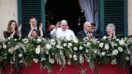  Papst Franziskus begrüßt Malteser
 / © Paul Haring (KNA)