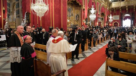 Papst Franziskus spricht vor Teilnehmern eines Gebets in der Kollegiatkirche Sankt Paul in Rabat (Malta) / © Vatican Media/Romano Siciliani (KNA)