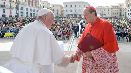 Papst Franziskus und Giuseppe Kardinal Petrocchi, Erzbischof von L Aquila / © Romano Siciliani (KNA)